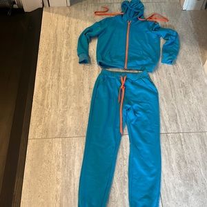 Blue/orange sweatsuit